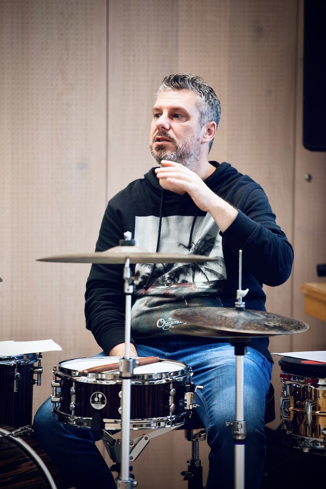 Jochen Weigand erklärt am Schlagzeug