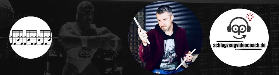 Jochen Weigand spielt Schlagzeug neben dem Schlagzeugvideocoach-Logo