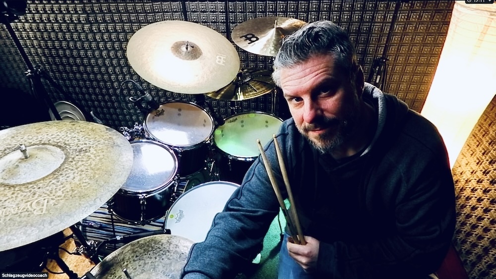 Schlagzeugvideocoach Jochen Weigand im Live-Unterricht per Webcam